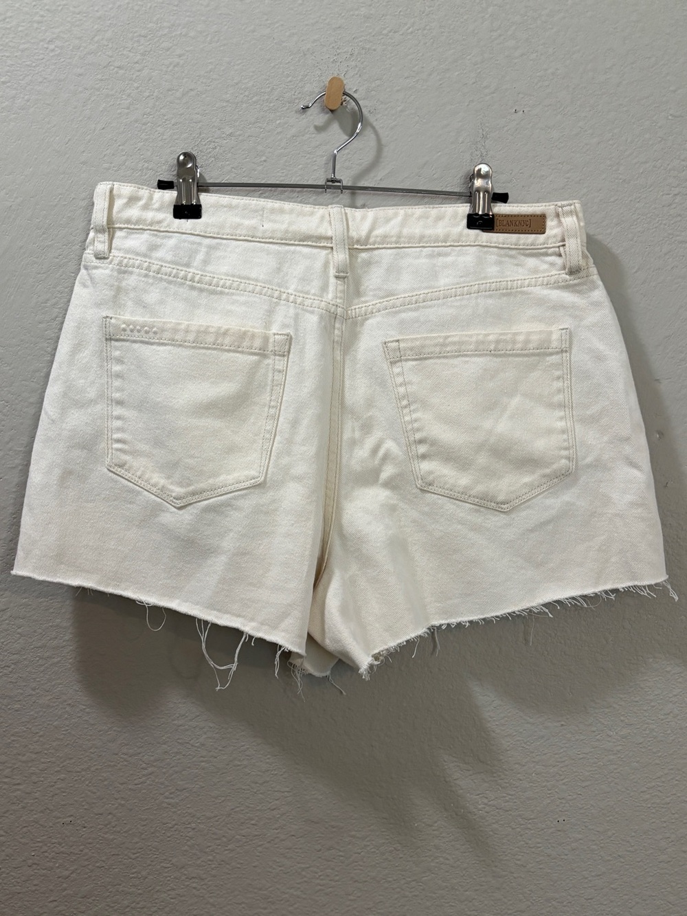 Blank NYC Boho Crochet Granny Square White Denim Shorts Size 30 - Picture 2 of 5